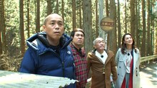 京都の山奥を訪れる（左から）タカアンドトシ、温水洋一、遼河はるひ。(c)フジテレビ