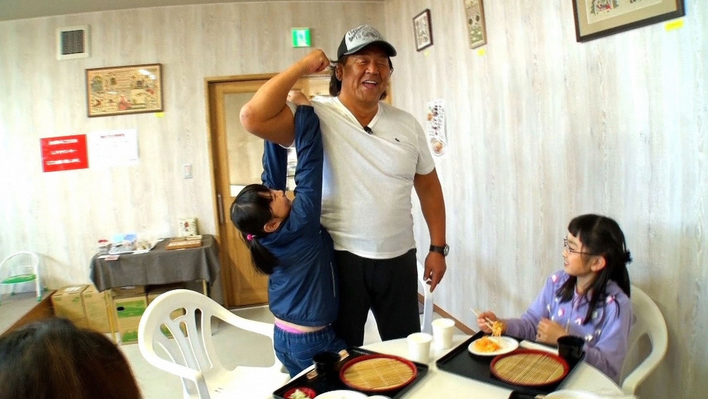 北海道・猿払村を訪れる長州力（中央）。(c)ABC
