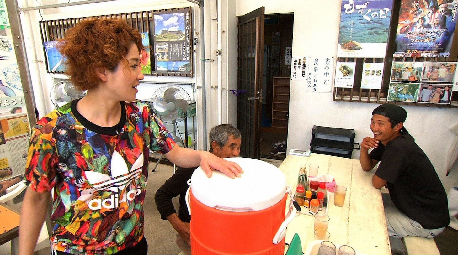 「相席食堂」で沖縄県うるま市を訪れる尼神インター渚（左）。(c)ABC