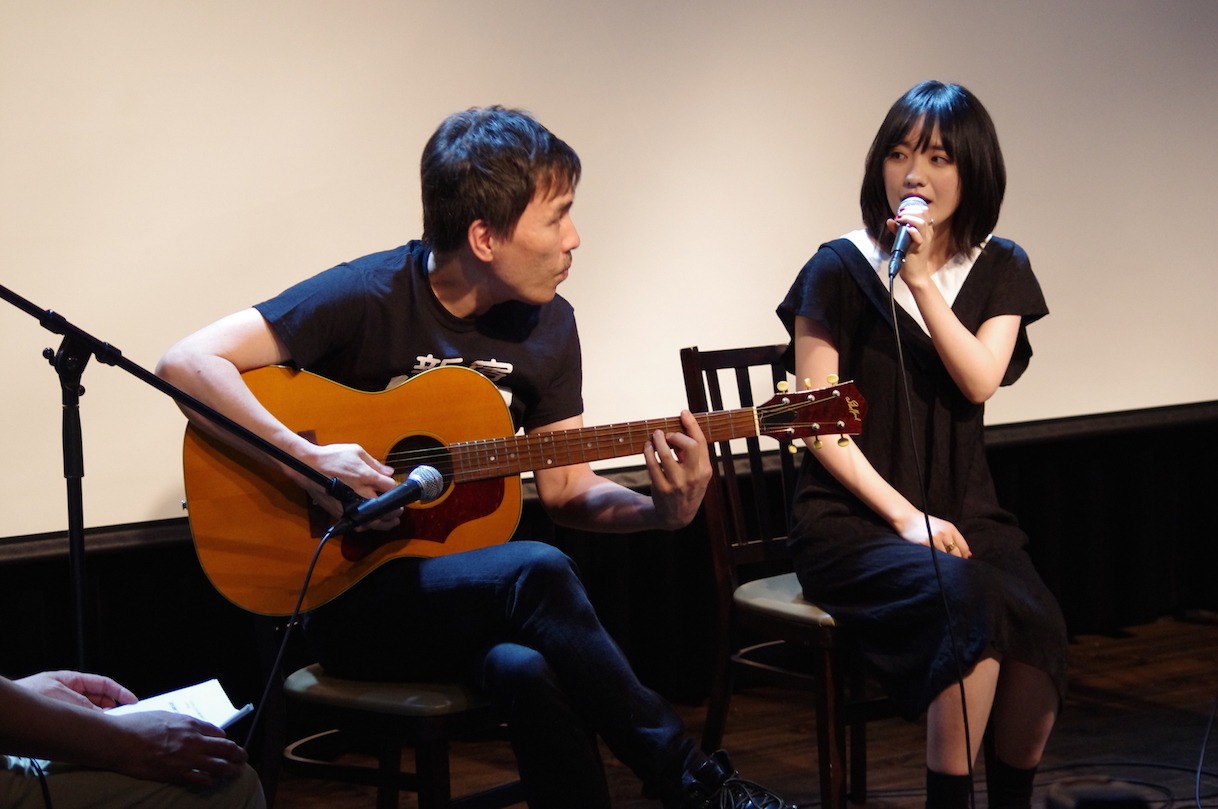 左から桐生コウジ監督、小島藤子。