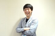 「40歳っぽいポーズ」を取る佐久間一行。