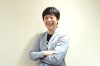 「40歳っぽいポーズ」を取る佐久間一行。