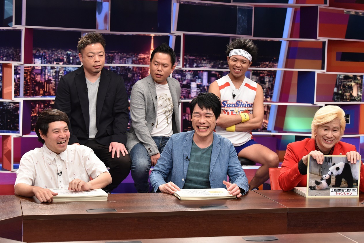 カズレーザー（前列右）によるプレゼンのワンシーン。(c)中京テレビ