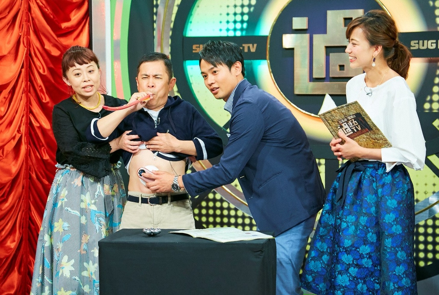 スタジオでシェイプアップ用グッズを体験するナインティナイン岡村（左から2人目）。(c)ABC