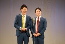 ネイビーズアフロ。左から皆川、はじり。