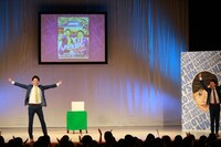 「ネイビーズアフロ単独ライブ いとをかし2018～皐月～」エンディングの様子。