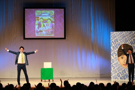 「ネイビーズアフロ単独ライブ いとをかし2018～皐月～」エンディングの様子。