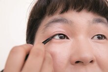 目元にメイクを施すゆにばーす・はら。