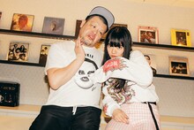 左から野性爆弾くっきー、あいみょん。