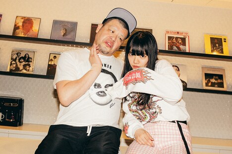 左から野性爆弾くっきー、あいみょん。