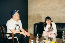 左から野性爆弾くっきー、あいみょん。