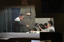 ラジオブースで対談する、爆笑問題・太田（左）と濱田祐太郎（右）。(c)関西テレビ