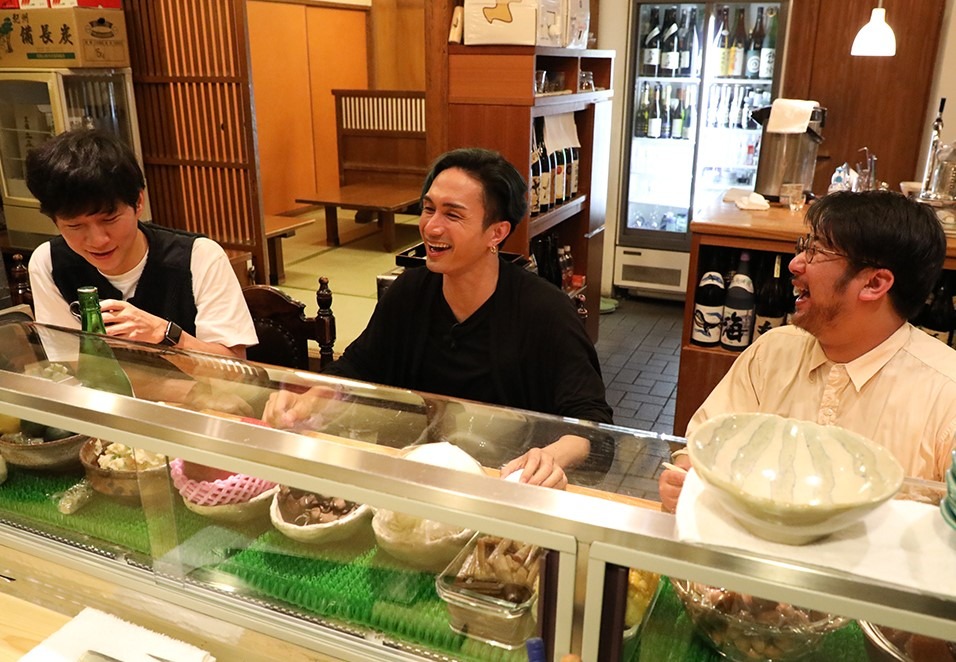 「渡部の歩き方 グルメ王の休日」に出演する（左から）アンジャッシュ渡部、橘ケンチら。(c)Hulu