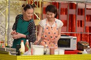 左から土屋アンナ、潮田玲子。(c)日本テレビ