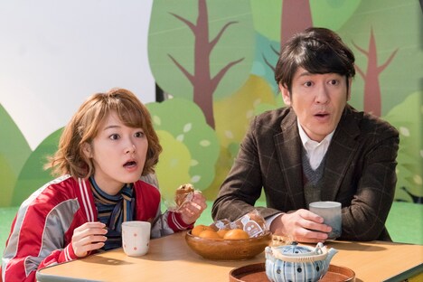 ドラマ「うつヌケ」より。左から大後寿々花、ココリコ田中。