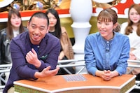 レジェンド芸人にまつわる話に耳を傾ける千鳥・大悟、若槻千夏（左から）。(c)MBS