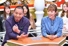 レジェンド芸人にまつわる話に耳を傾ける千鳥・大悟、若槻千夏（左から）。(c)MBS