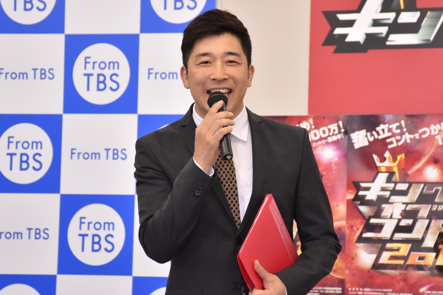 「キングオブコント2018」の開催決定会見でMCを務めた、あべこうじ。