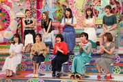 「金曜★ロンドンハーツ」の「たまにはホメてくれよGP」に登場する光浦靖子（前列中央）、横澤夏子（後列中央）ら女性ゲスト10人。(c)テレビ朝日