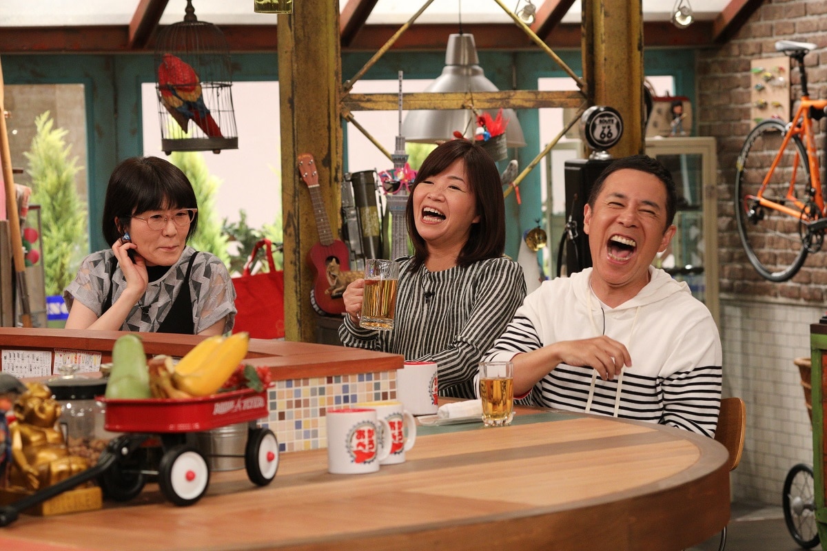 「おかべろ」に出演する（左から）オアシズ、ナインティナイン岡村。(c)関西テレビ