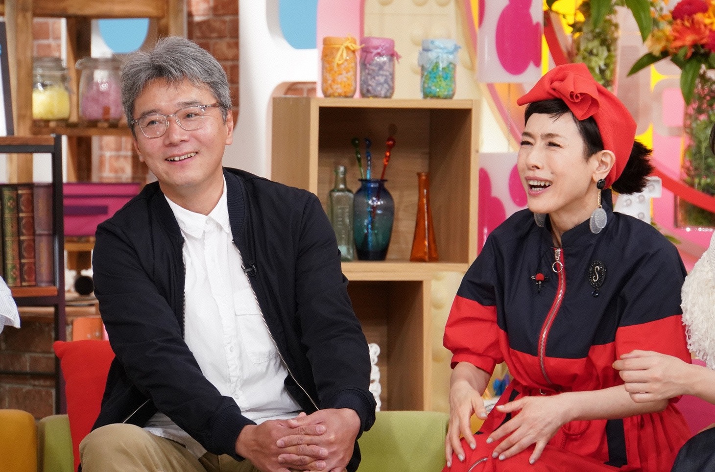 左から尾美としのり、久本雅美。(c)日本テレビ