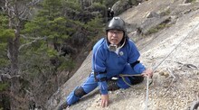 断崖絶壁での“だるまさんが転んだ”に挑むロッチ中岡。(c)日本テレビ