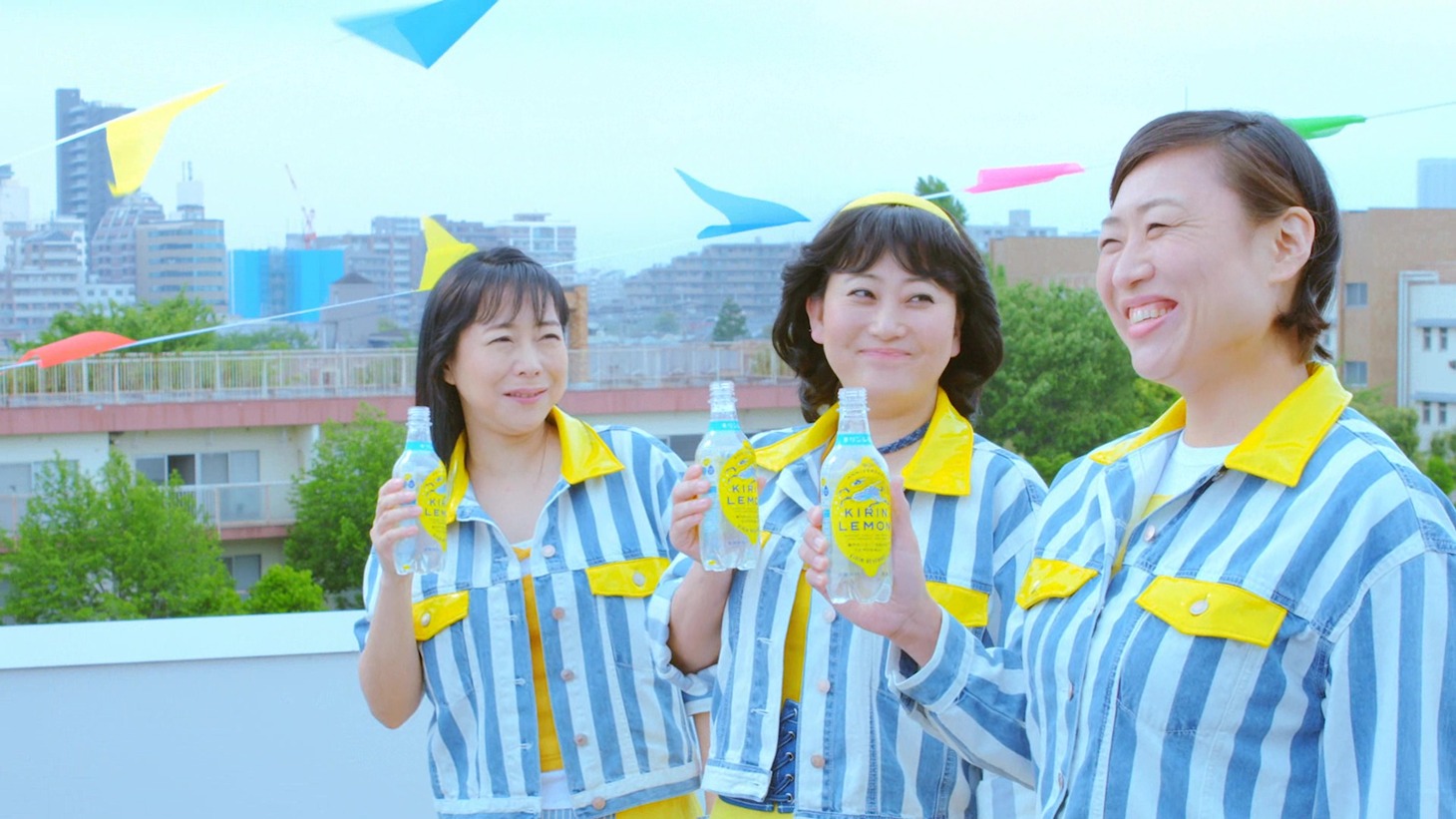 「透明キッスをするんだもんっ！」ミュージックビデオのワンシーン。