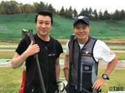 「炎の体育会TV」のクレー射撃企画で共演する（左から）極楽とんぼ加藤、ヒロミ。