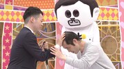 「前略、西東さん」で濱田祐太郎が、ロビンフットおぐの頭がどれくらいハゲてるか確かめる場面。(c)中京テレビ