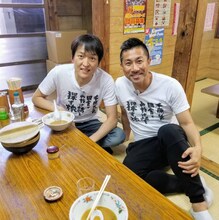 千原ジュニア（左）と助っ人の前園真聖（右）。(c)テレビ東京