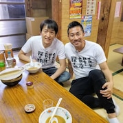 千原ジュニア(左)と助っ人の前園真聖(右)。(c)テレビ東京