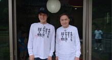 千原ジュニア（左）と助っ人の西郷輝彦（右）。(c)テレビ東京