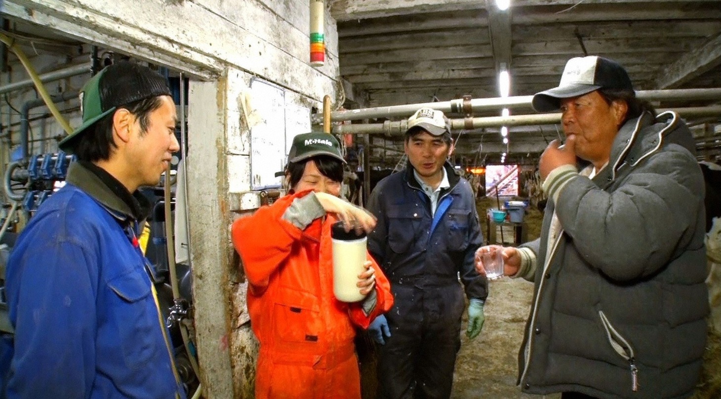 北海道猿払村を訪れる長州力（右）。(c)ABC