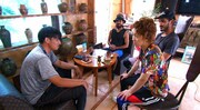 「相席食堂」で沖縄県うるま市の宮城島を訪れる、尼神インター渚(手前右)。(c)ABC