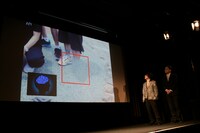 コント「心霊写真」のワンシーン。