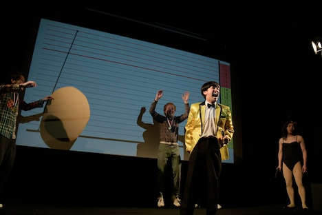 コント「金ちゃんの仮想通貨大賞」のワンシーン。