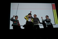 コント「金ちゃんの仮想通貨大賞」のワンシーン。