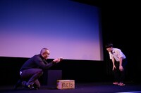 コント「捨てスマートスピーカー」のワンシーン。