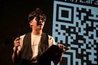 コント「捨てスマートスピーカー」のワンシーン。