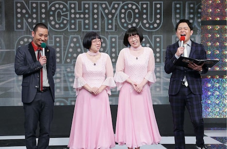 阿佐ヶ谷姉妹（中央）と千鳥。