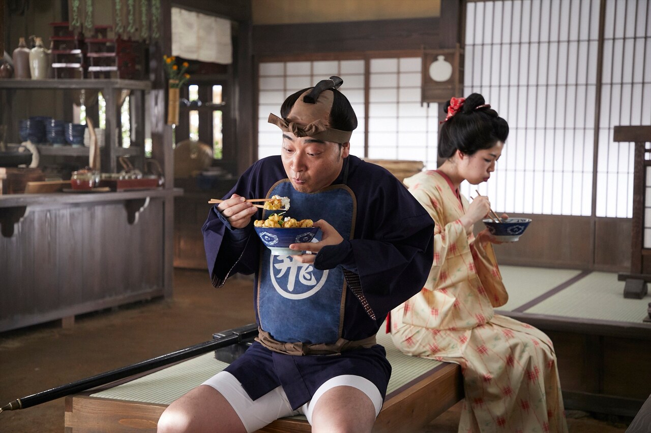 ジャンポケ斉藤がうどんすする飛脚役、松岡茉優と共演「丸亀製麺」CM