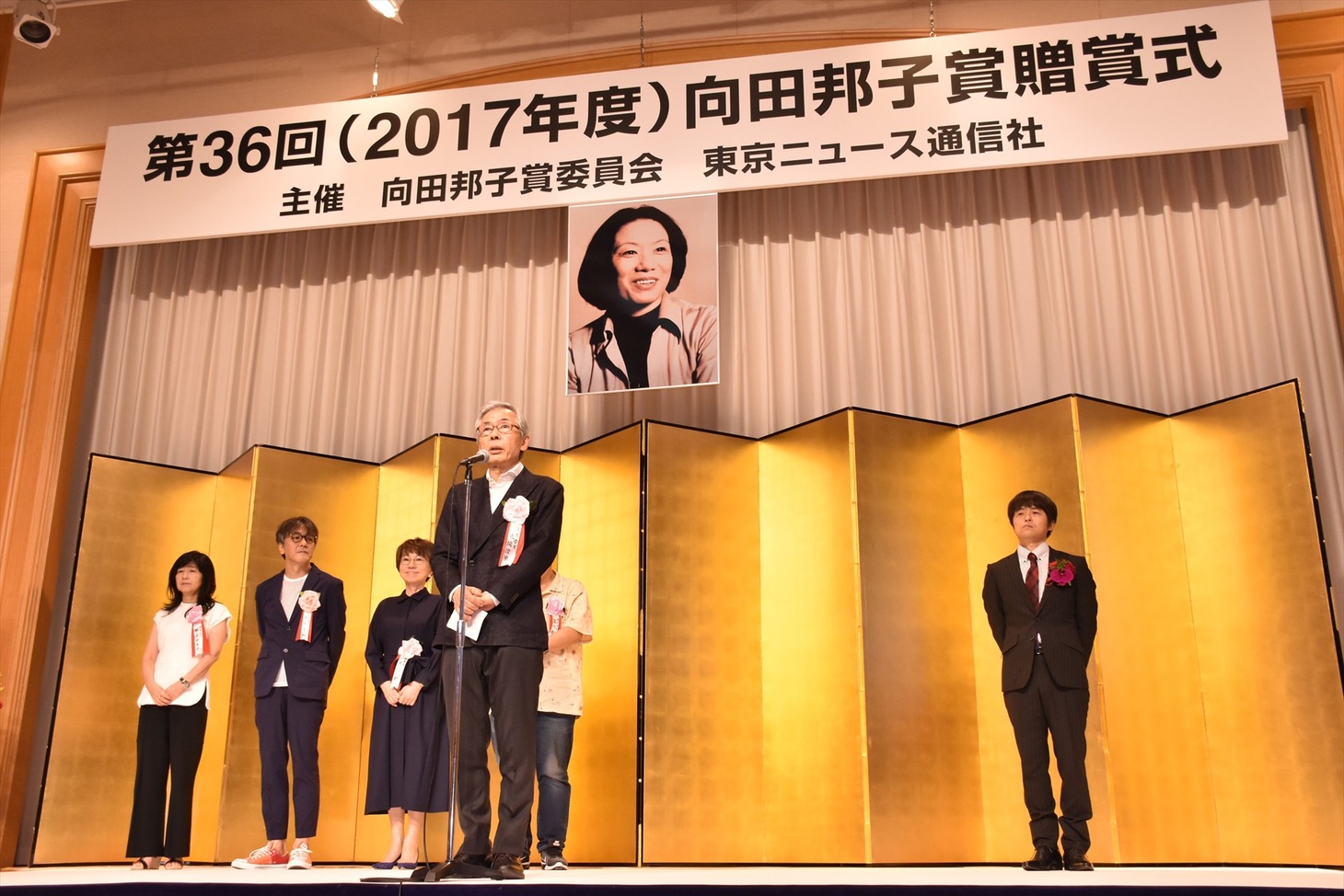 選考委員の池端俊策氏（中央）が贈賞理由を述べるワンシーン。
