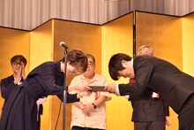 選考委員の大石静氏から賞状を受け取るバカリズム（手前右）。