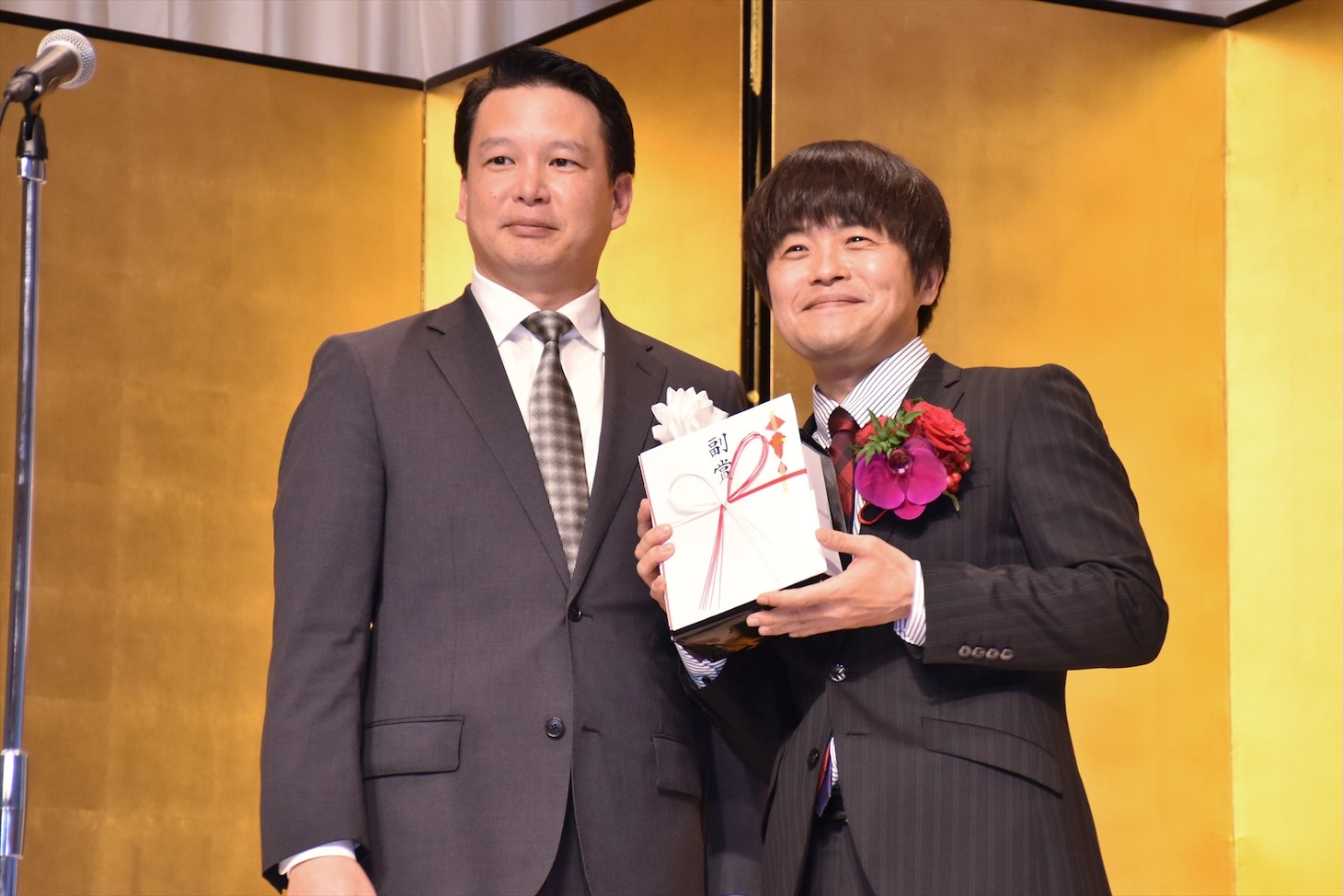 （左から）東京ニュース通信社の奥山卓社長とバカリズム。