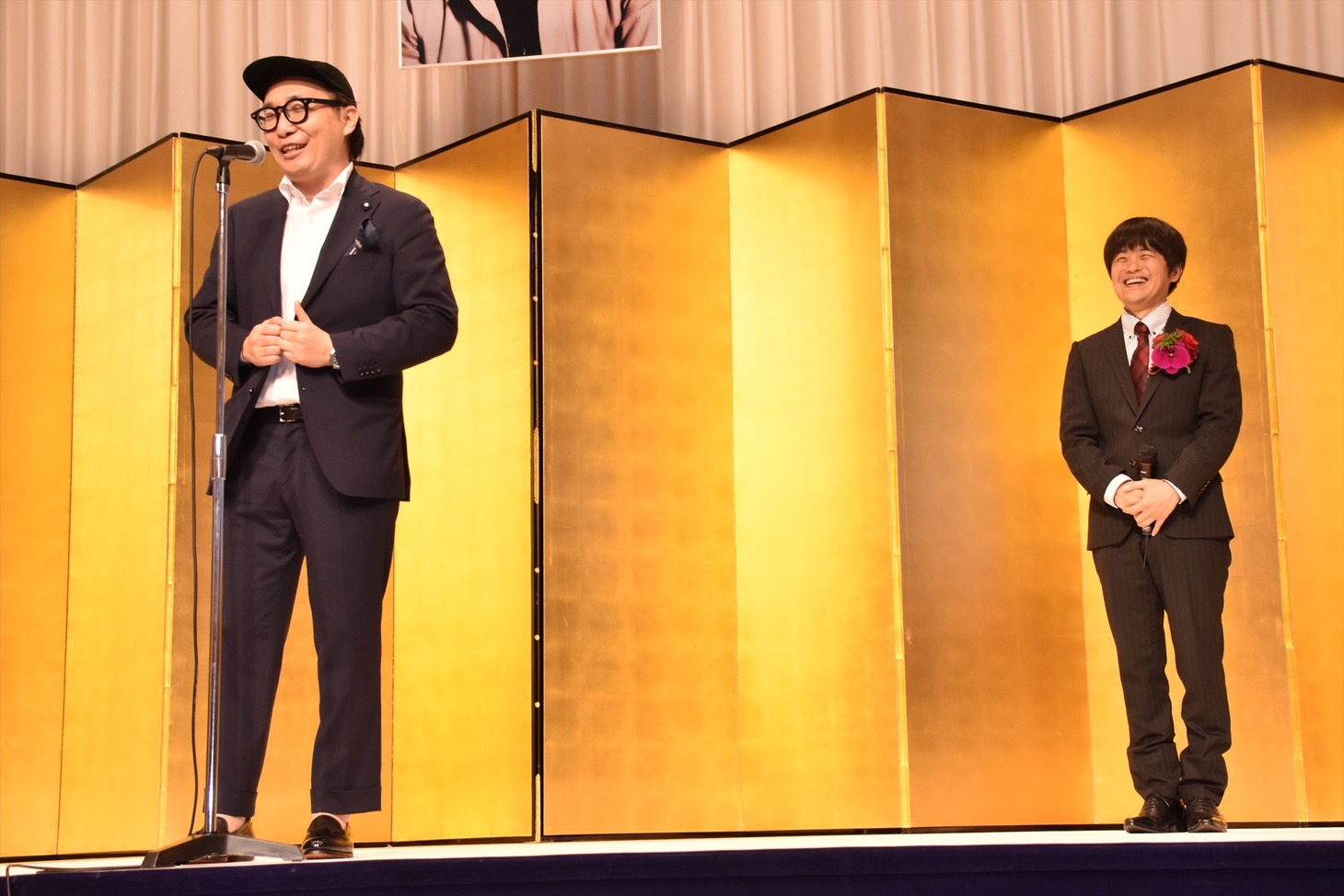 （左から）住田崇監督とバカリズム。