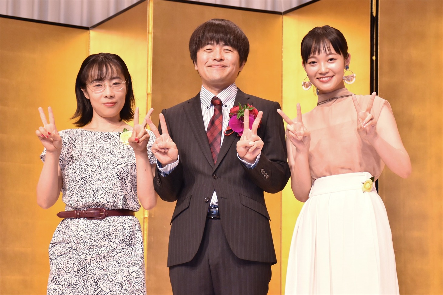 「架空OL日記」でバカリズム（中央）と共演した山田真歩（左）、佐藤玲（右）。