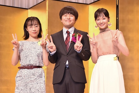 「架空OL日記」でバカリズム(中央)と共演した山田真歩(左)、佐藤玲(右)。