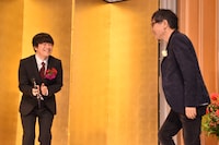 壇上にいとうせいこうを迎えて喜ぶバカリズム（左）。