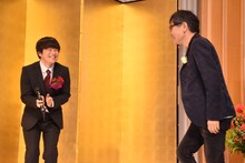 壇上にいとうせいこうを迎えて喜ぶバカリズム（左）。