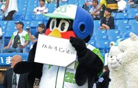 ひょっこりはんが現れたグラウンドを「かおすじょうたい」と表現するつば九郎。